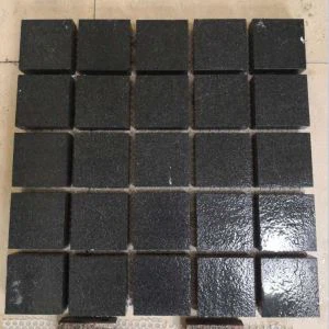 Fekete gránit macskaköves