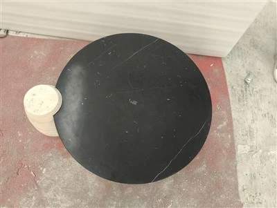 Nero Marquina márványasztal bézs travertin lábakkal